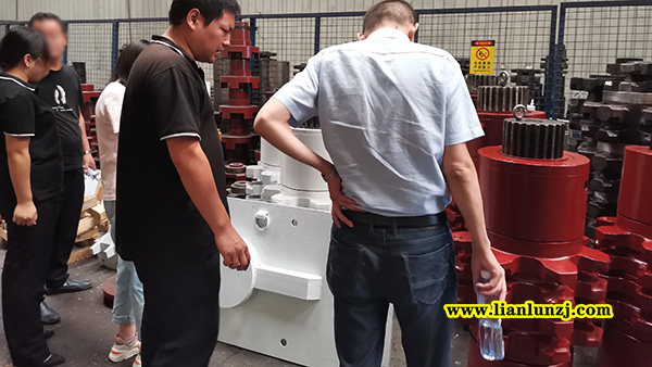 貴陽彭總開展刮板機配件業(yè)務(wù)，來我廠考察參觀！